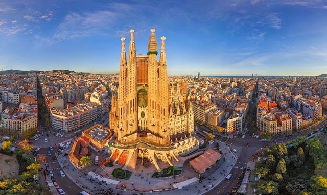 Barcelona recebe os turistas de braços abertos em qualquer época do ano