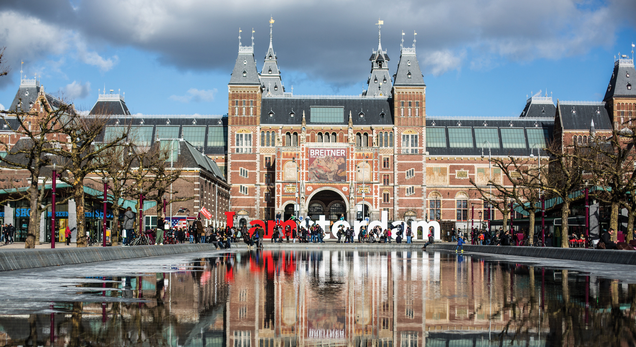 A vibe de Amsterdã atrai viajantes do mundo todo com sua efervescência cultural