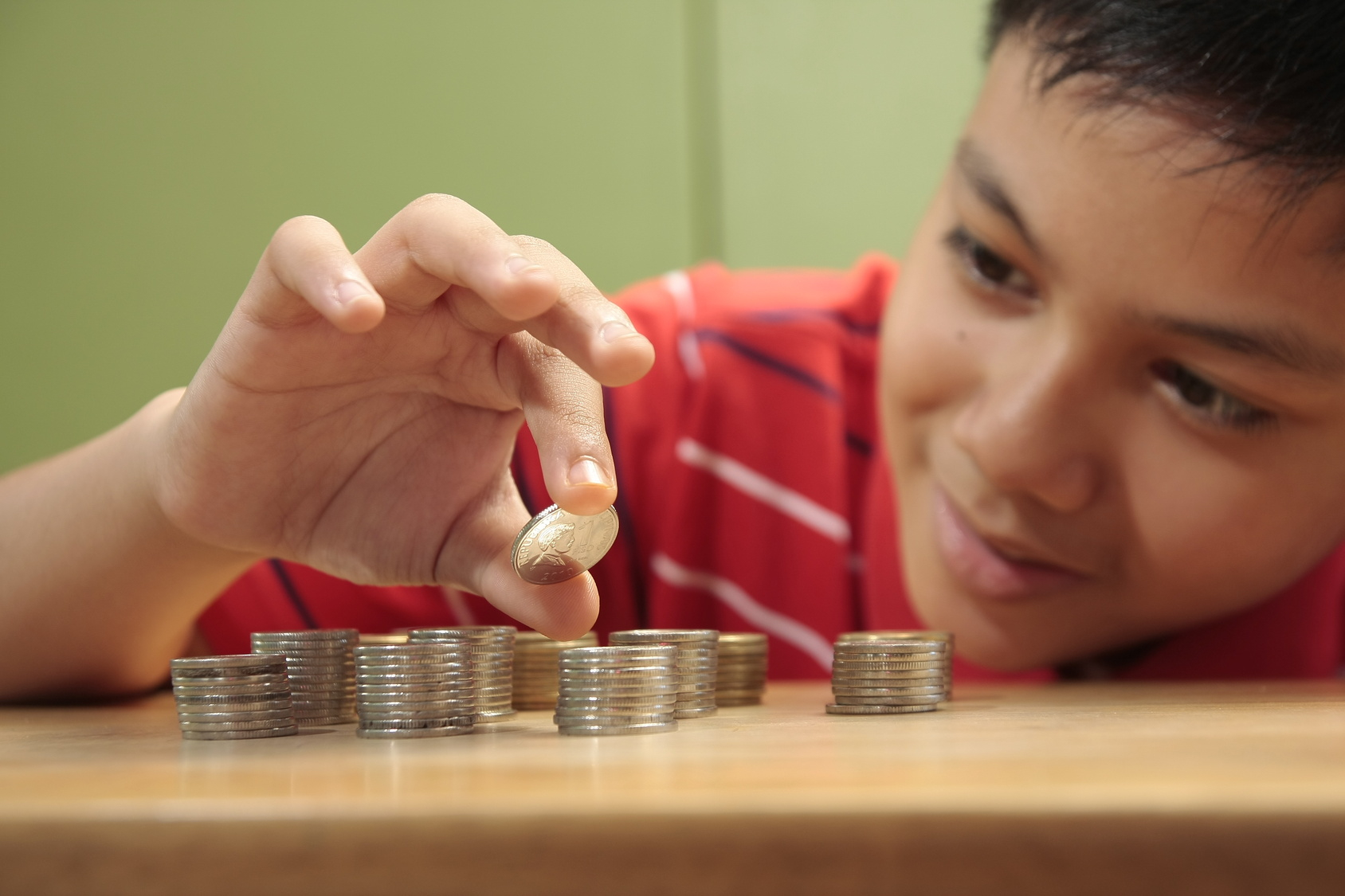 Educação financeira infantil ajuda na formação de mais consciência com uso do dinheiro