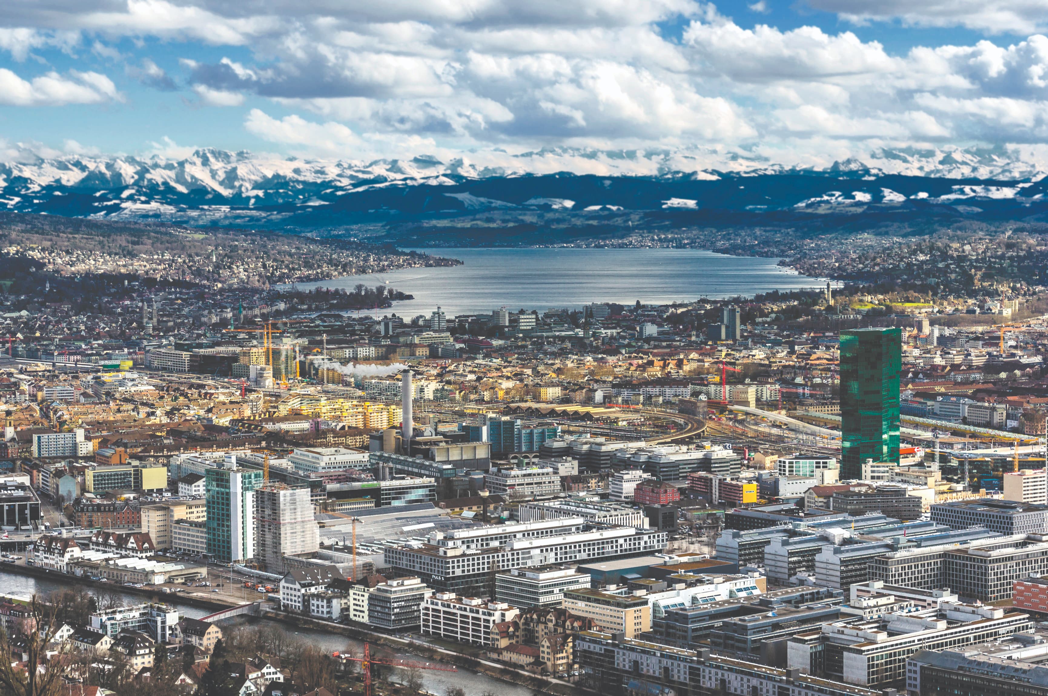 Maior cidade da Suíça, Zurique se destaca por sua essência e diversidade