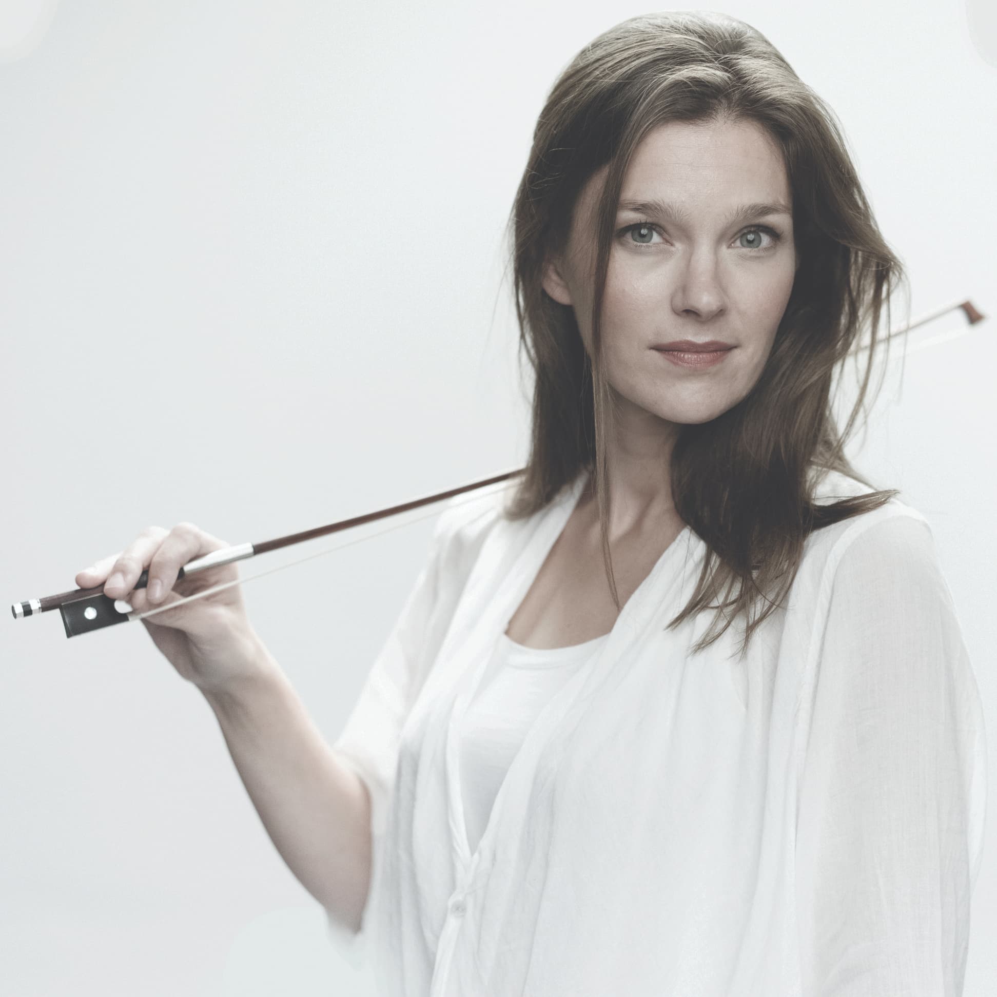Violinista holandesa Janine Jansen se apresenta pela primeira vez no Brasil