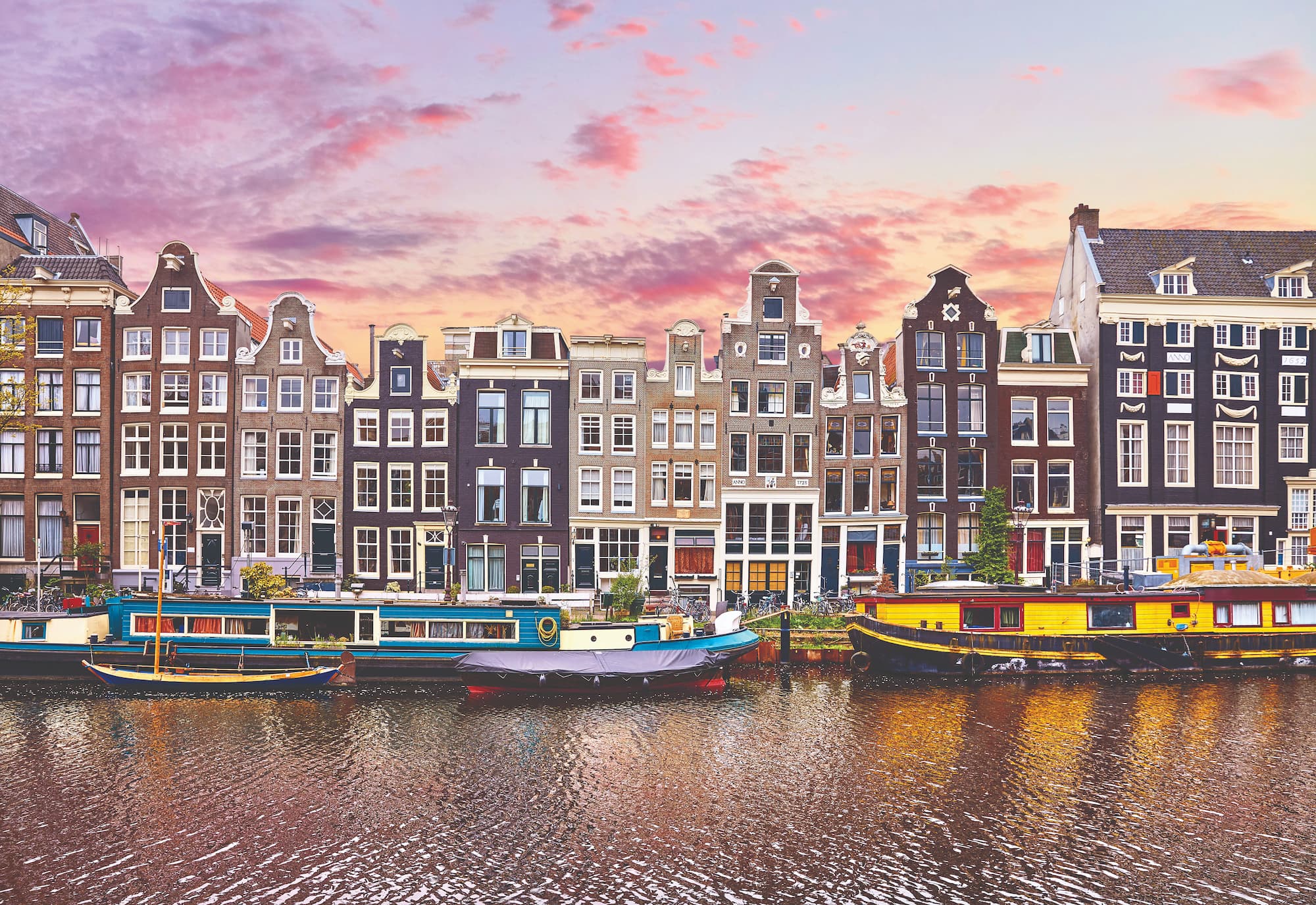 Amsterdã atrai com sua rica história e atmosfera romântica
