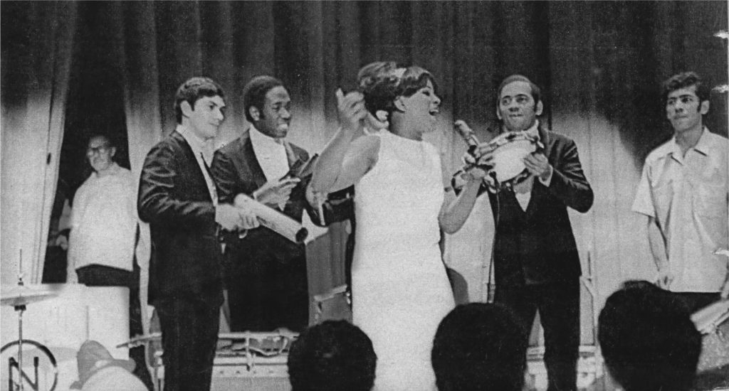 A cantora se apresenta em Nova York, em 1968. - FOTO PAULO LORGUS | EM/D.A. PRESS | DIVULGAÇÃO LEYA