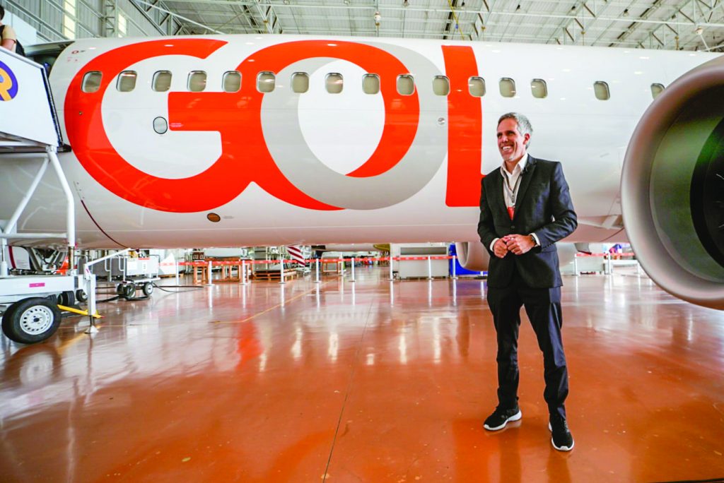 Paulo Kakinoff, presidente da companhia, em frente a uma aeronave da Gol