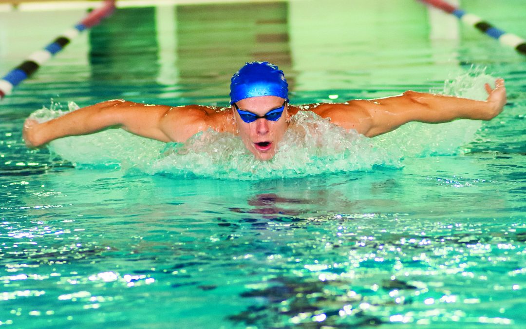 O nadador Cesar Cielo segue rotina de treinos e inspira jovens na natação em projeto social
