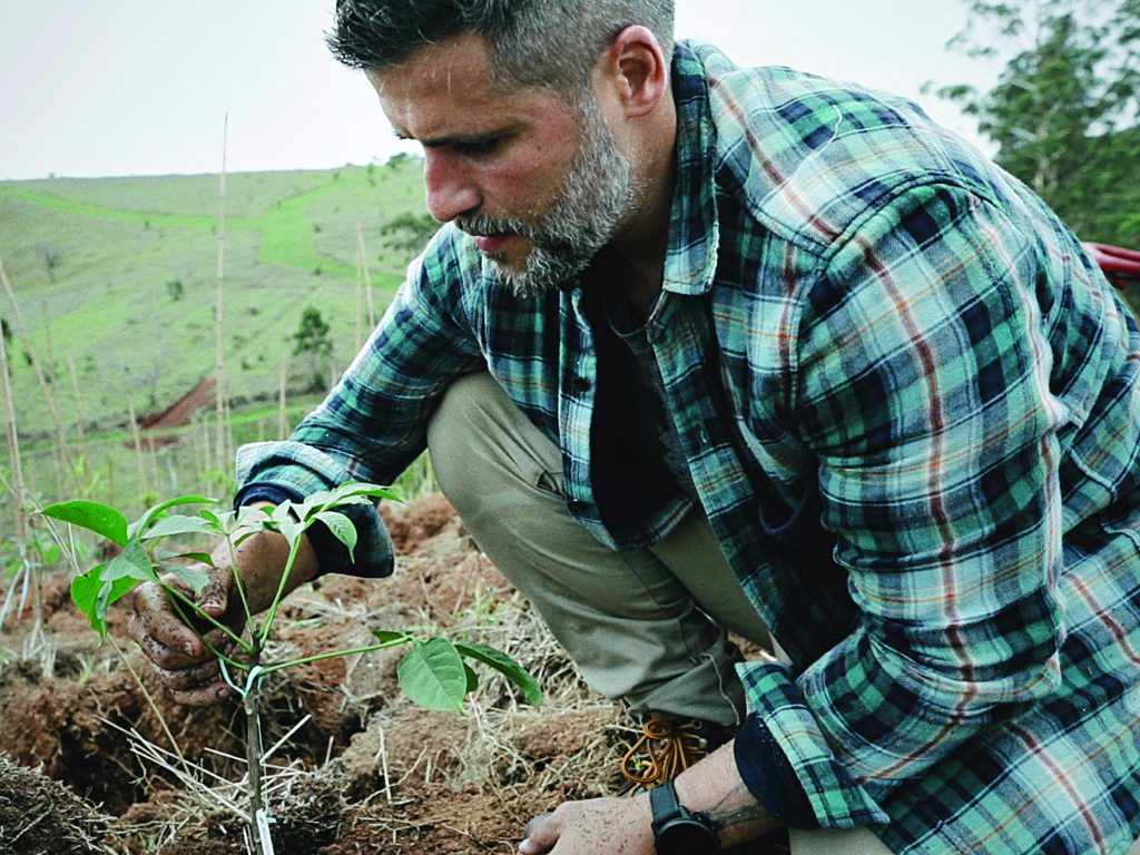 Bruno plantando uma muda em seu rancho, na região serrana do Rio de Janeiro - Foto divulgação