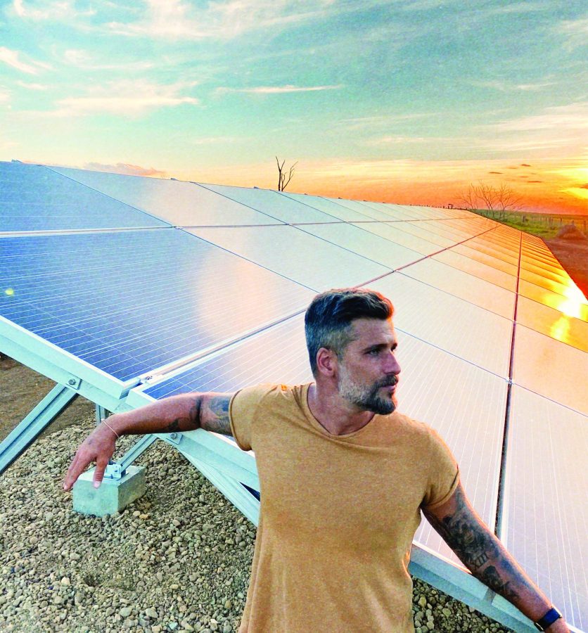 Bruno Gagliasso com os painéis de energia solar em seu rancho - Foto Thiago Jenne