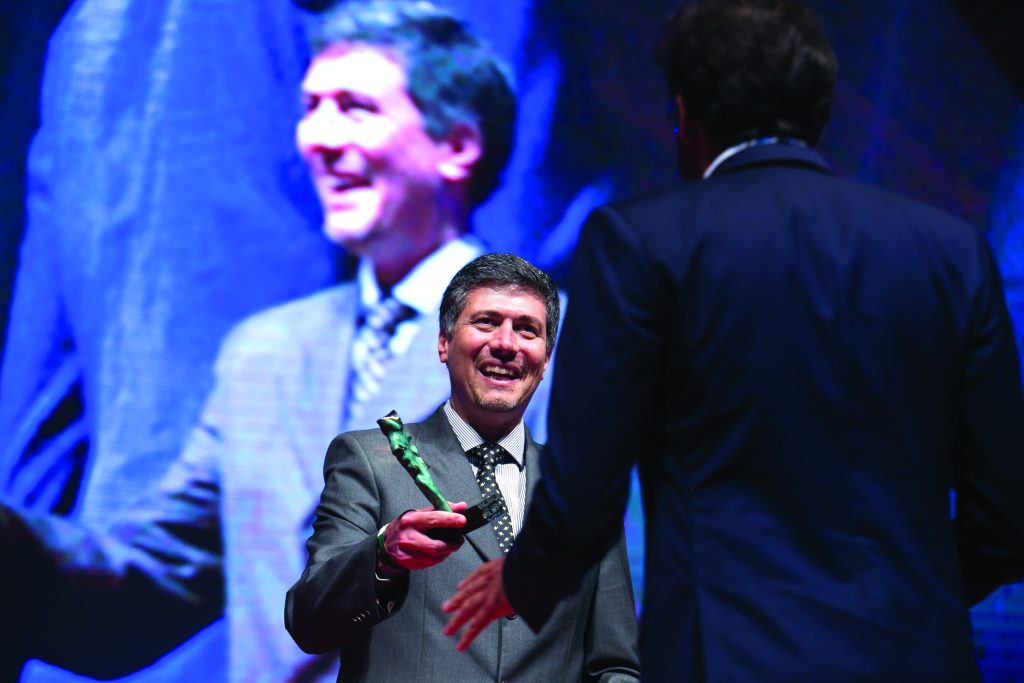Marcelo Salles Gomes premiando profissionais da comunicação com o troféu Caboré. - Foto Divulgação