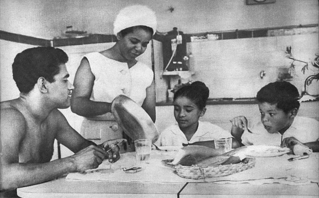 Família de Elza e Mané Garrincha em casa, na Ilha do Governador, em 1963 - FOTO JOSÉ CARLOS VIEIRA | EM/D.A.PRESS | DIVULGAÇÃO LEYA 