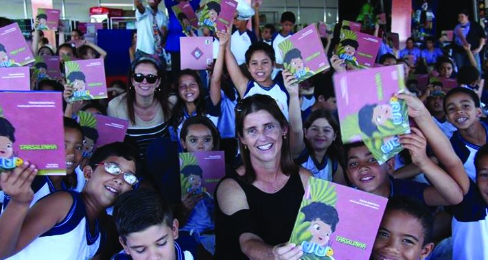 Tarsilinha, sobrinha-neta da artista, entrega livros de arte em escolas - Foto: Divulgação