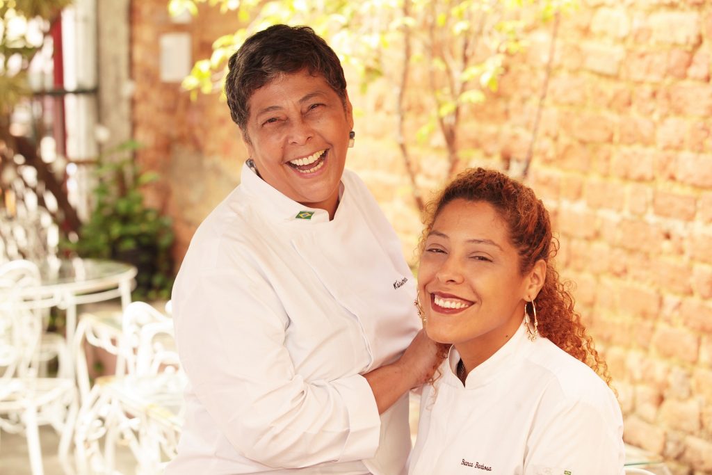A cozinheira com sua filha, a também chef Bianca Barbosa - Foto: Berg Silva