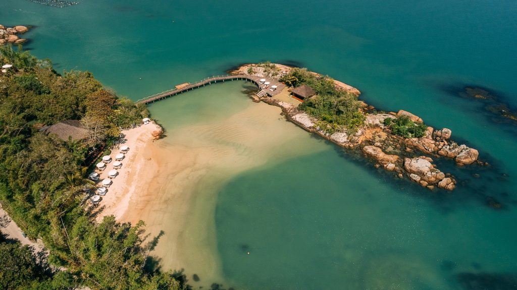 Visão aérea da praia privativa e da ilhota do hotel, onde acontecem jantares românticos. - Foto: Divulgação 