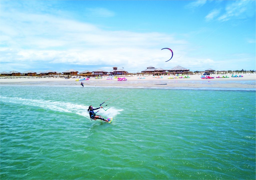 Prática de kitesurf na praia Canoé - Foto divulgação Jaguaribe Lodge
