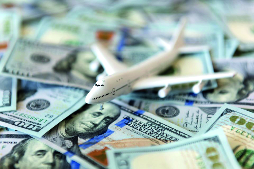 Com a disparada do dólar e a procura por passagens aéreas, preços médios dos bilhetes sobem quase 60%