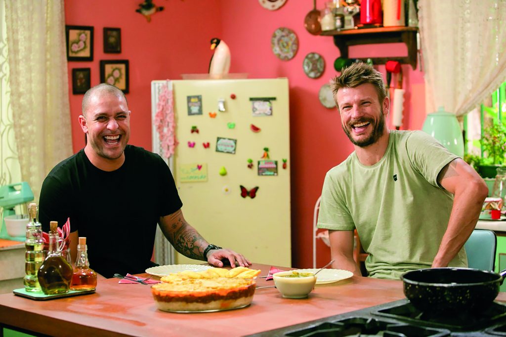 Diogo Nogueira com o apresentador Rodrigo Hilbert, se aventurando na cozinha no programa "Tempero de Família" - Foto: Ney Coelho