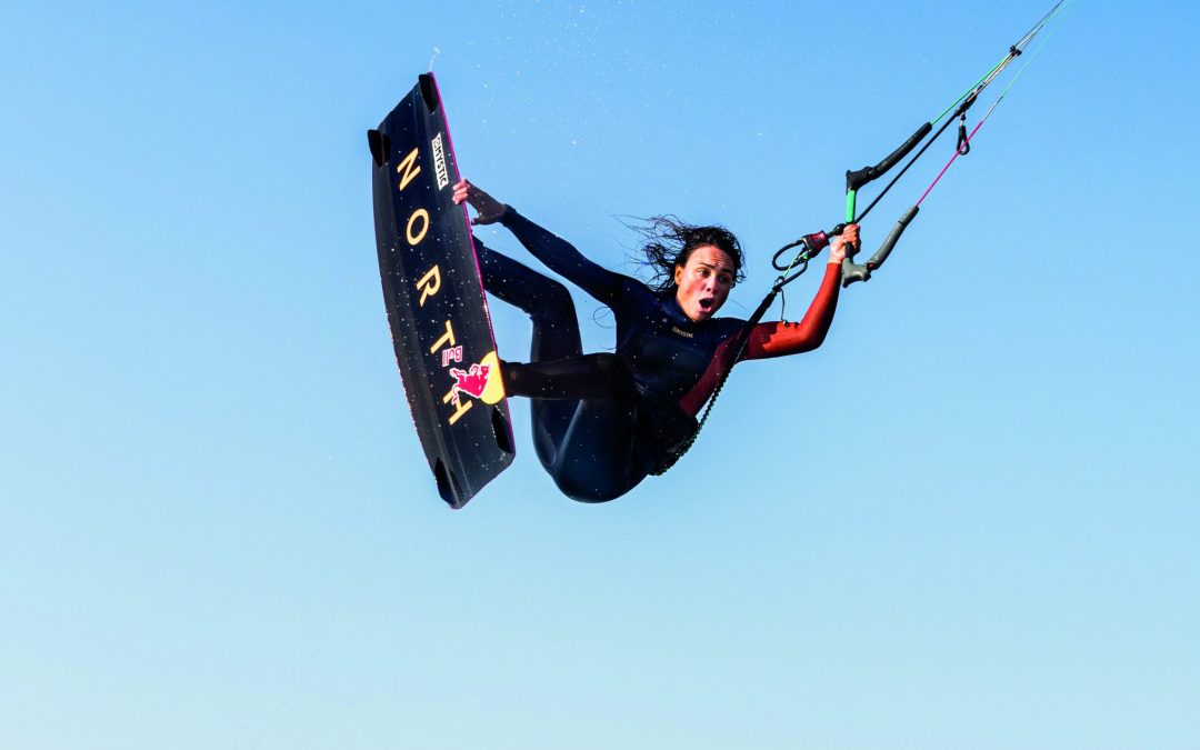 Pioneira e tricampeã mundial, a kitesurfista Bruna Kajiya é voz ativa na luta por igualdade de gênero no esporte