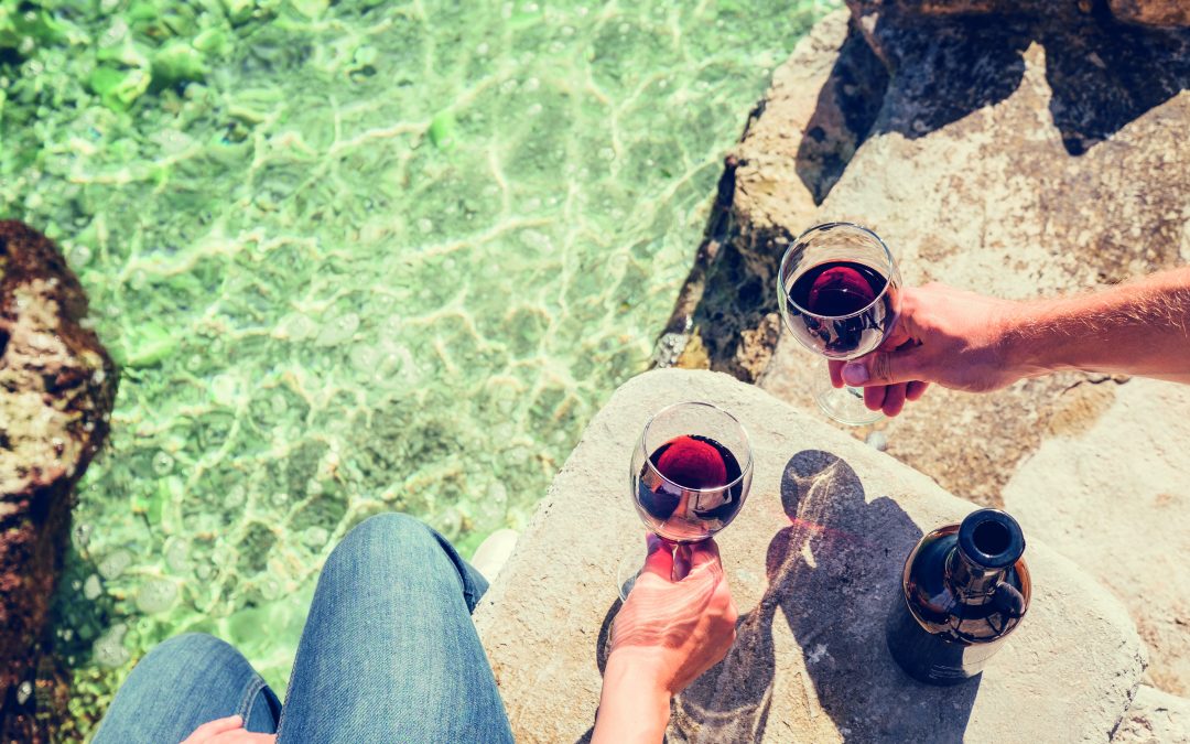 Vinhos tintos de verão: Conheça 5 rótulos refrescantes que combinam perfeitamente com a estação mais quente do ano