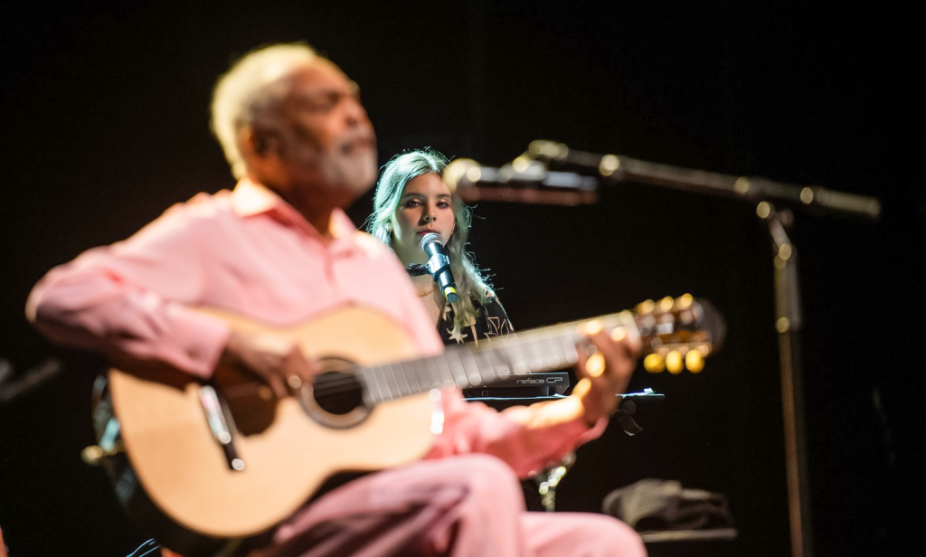 Gilberto Gil no palco com a neta Flor Gil - foto divulgação | Rita Carmo