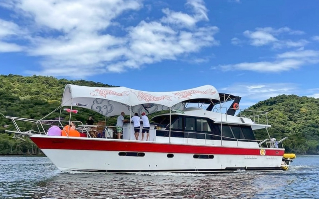 Funcionando em um barco com 60 pés, o Macamamu é uma excelente opção para um almoço al mare