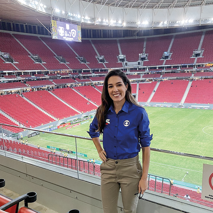 Em abril de 2022, Renata no Estádio Mané Garrincha, onde protagonizou a primeira narração feminina de um jogo de futebol em TV aberta - foto reprodução | Instagram