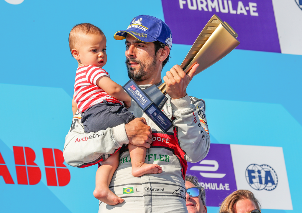 Lucas Di Grassi no pódio de Fórmula E, com seu filho Leonardo - Foto Audi Communications Motorsport