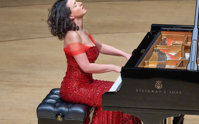 Conhecida por romper os estereótipos da música clássica, a aclamada pianista Khatia Buniatishvili faz três recitais no Brasil