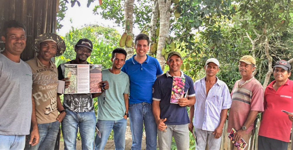 Estevan com o primeiro grupo de agricultores que aderiram ao projeto da Dengo, no sul da Bahia | Foto Divulgação