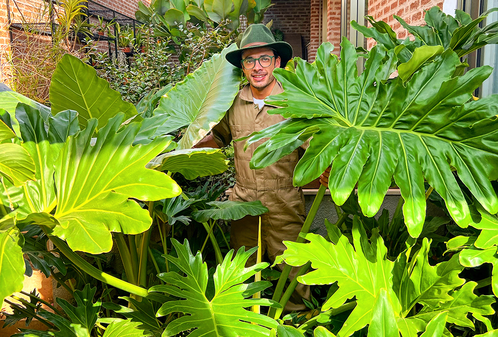 À frente da Petrichor, empresa de paisagismo regenerativo, João Queiroz faz renascer lindas áreas verdes na cidade