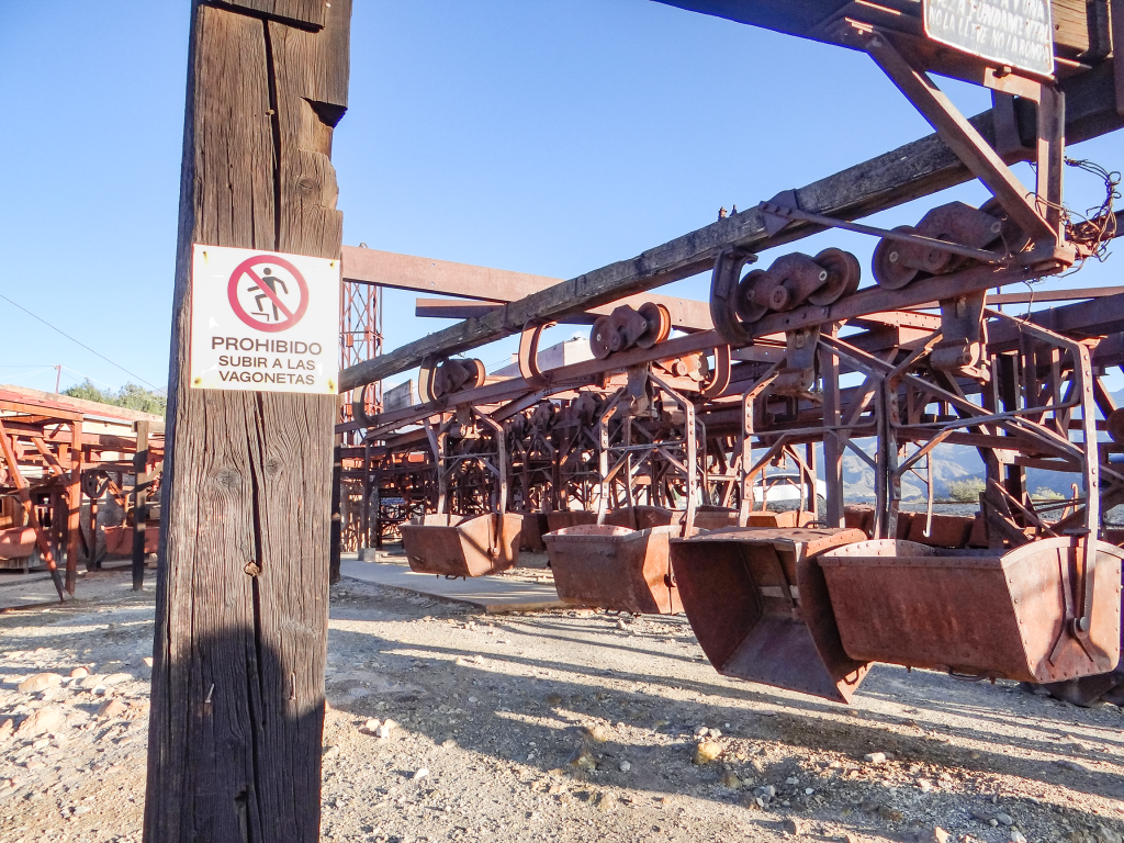 Vista panorâmica e maquinário da mina Cable Carril, em Chilecito - Foto Paula Calçade