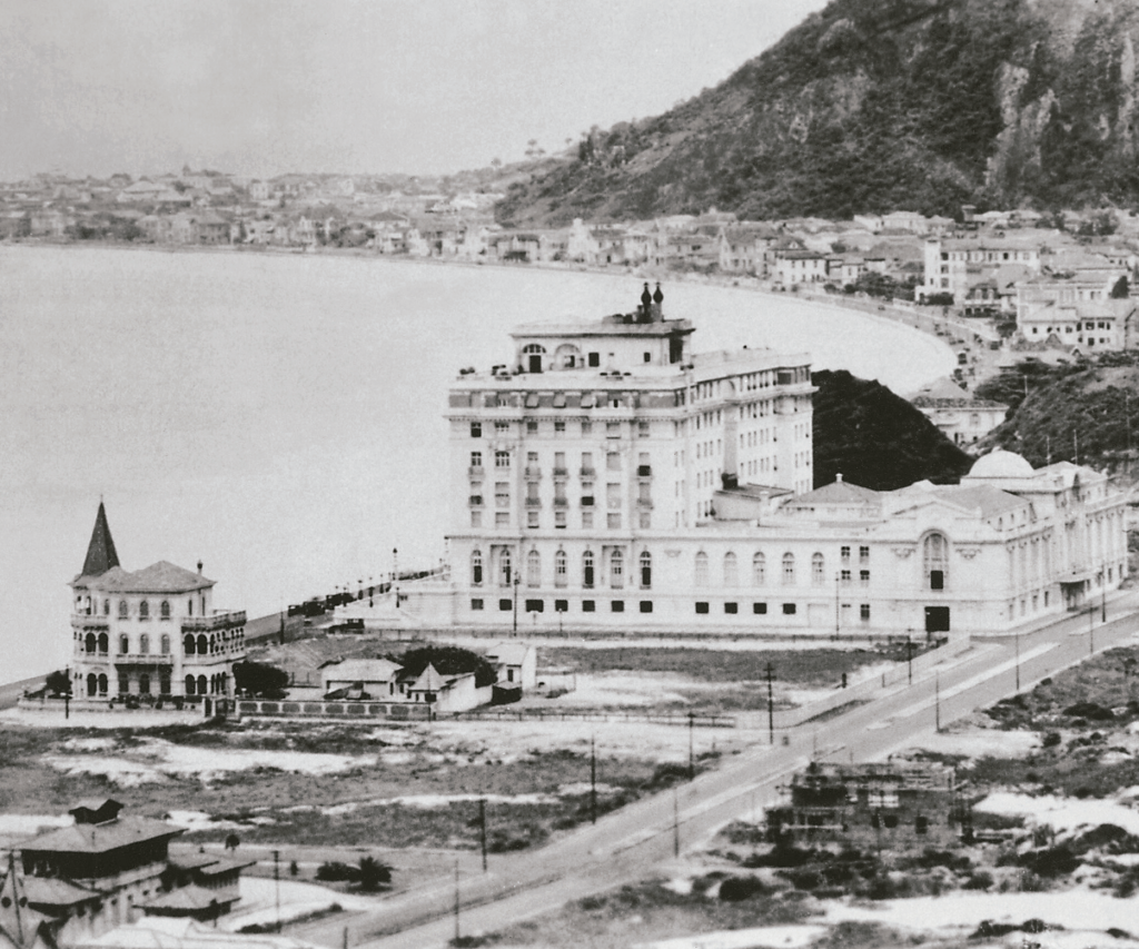 O hotel em 1930, na então longínqua praia de Copacabana - Foto reprodução