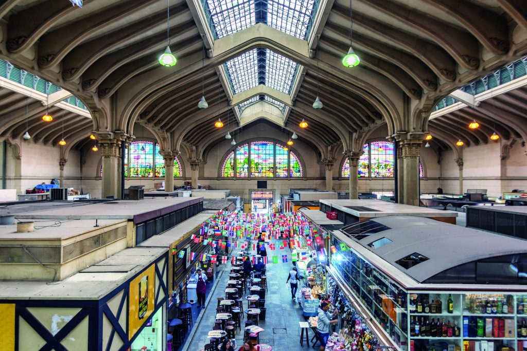 Vista interna do Mercado Muncipal de São Paulo, na Rua da Cantareira | Foto Antonio Salaverry | Shutterstock