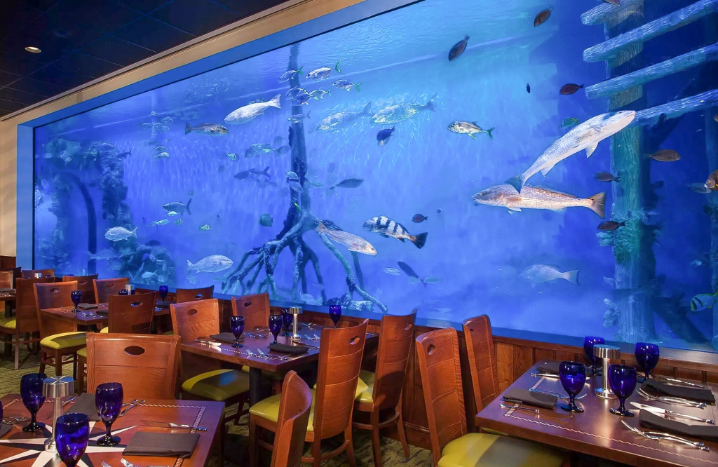 Salão do restaurante Rumfish Grill, em St. Pete, onde é posível mergulhar entre os peixes de seu enorme aquário - Foto Divulgação