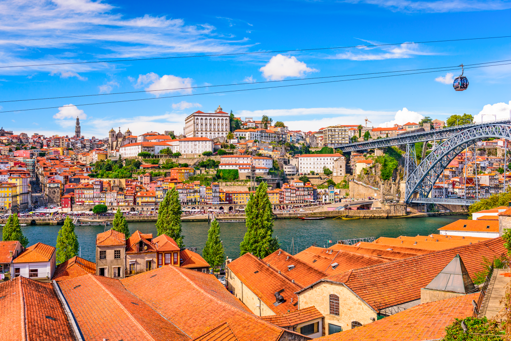 Vista da ponte Dom Luis 1º, sobre o Rio Douro - Foto shutterstock