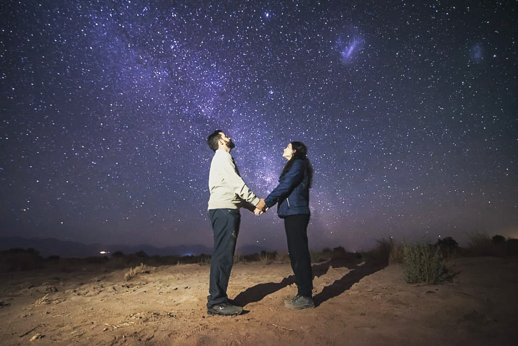 Foto tirada ao fim do Tour Astronômico, de madrugada, no meio do deserto - Fernando Navas e Stella Trigueirinho