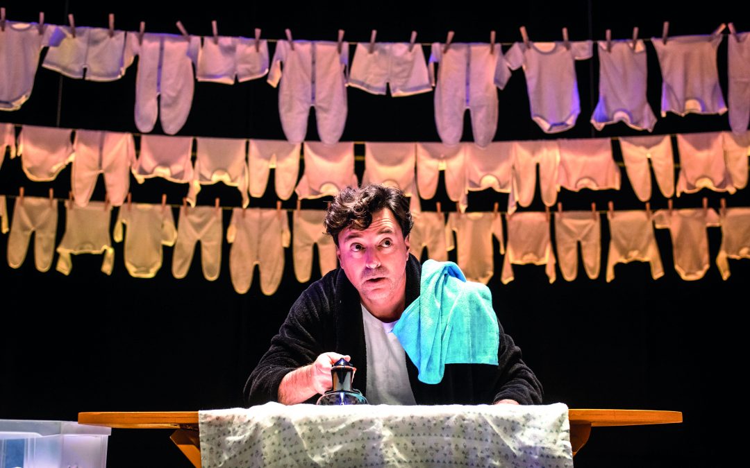 Na peça “Muito Pelo Contrário”, Emilio Orciollo Netto vivencia os desafios da extinção do macho tosco