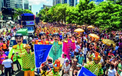 Carnaval a pé: caminhadas e transportes coletivos são as melhores alternativas para aproveitar os dias de folia nas ruas das cidades
